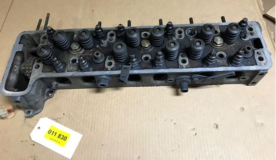 Picture of Mercedes 280s cylinder head  1300101720 used